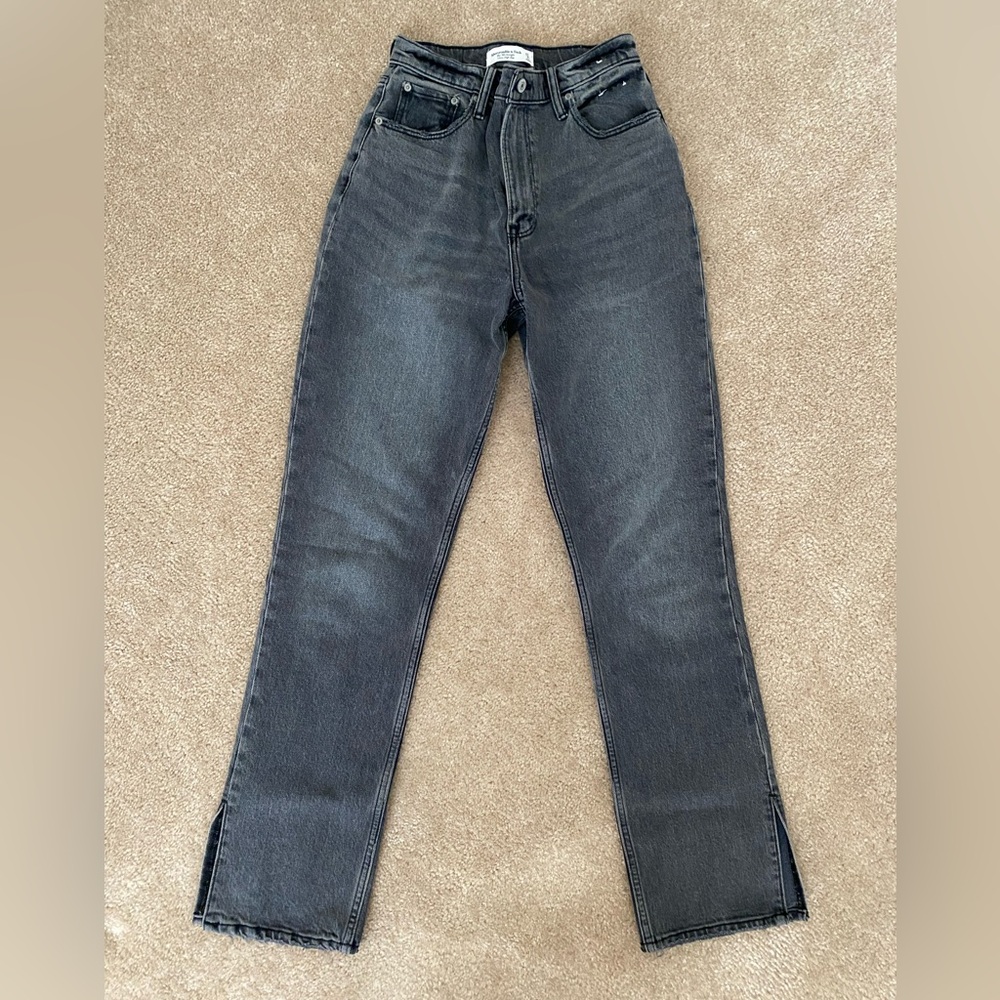 A&F STRAIGHT LEG JEANS